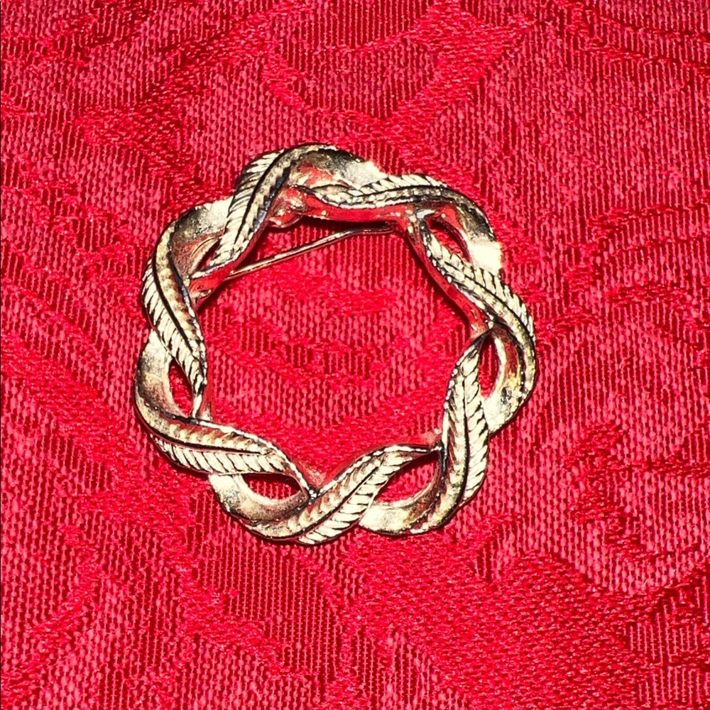 Vintage Gold Twisted Rope Wreath Brooch